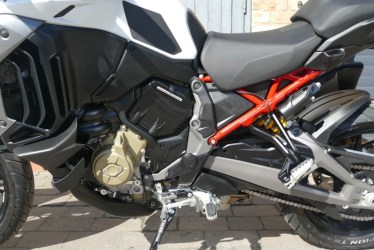 black1804045-1744979856